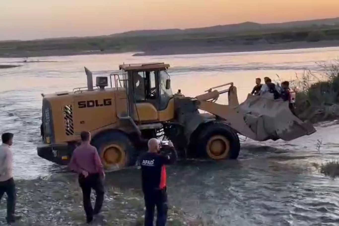 Kepçeyle kurtarıldılar!