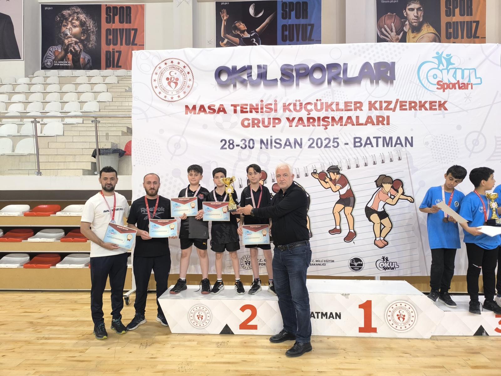 Küçük tenisçiler yarıştı