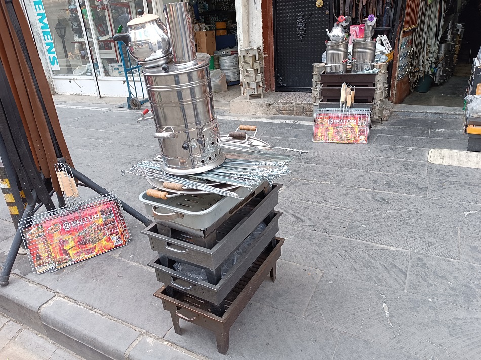 Mangal ve semaverler tezgahlarda