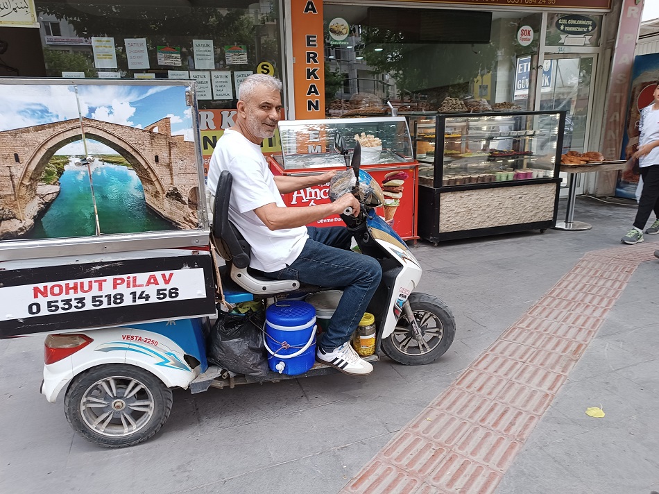 Mobil tezgahıyla lezzet dağıtıyor