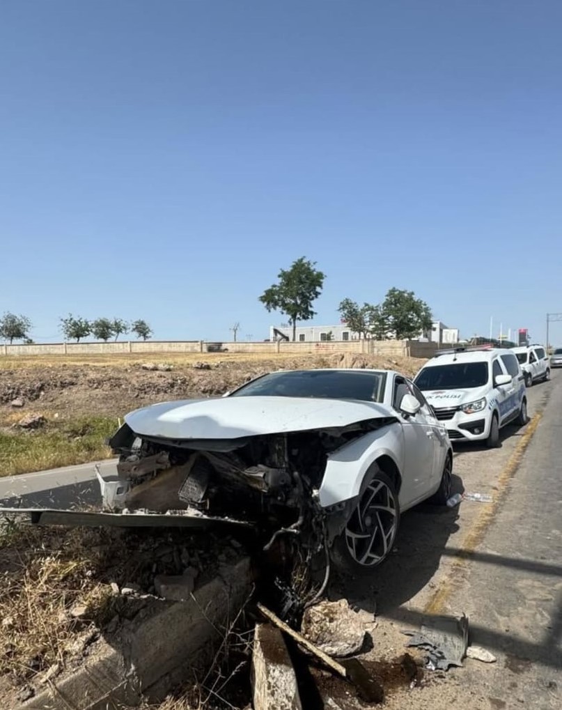 Orta refüje çarparak durabildi