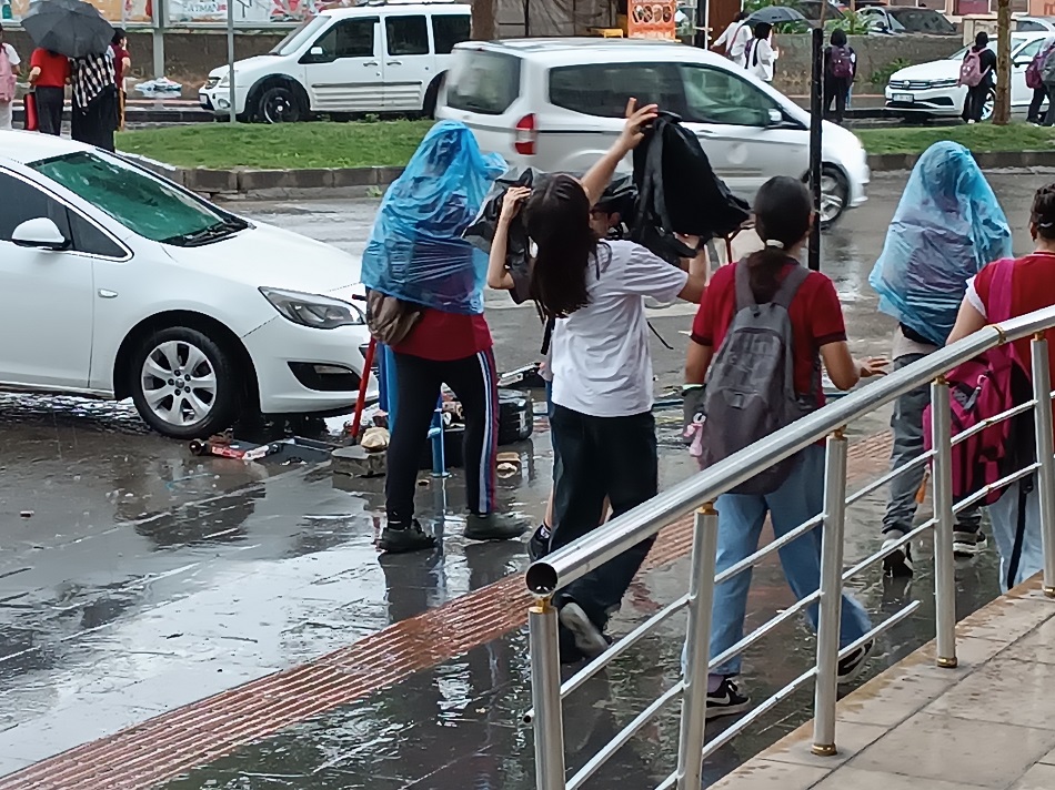 Sağanak yağış doluya dönüştü