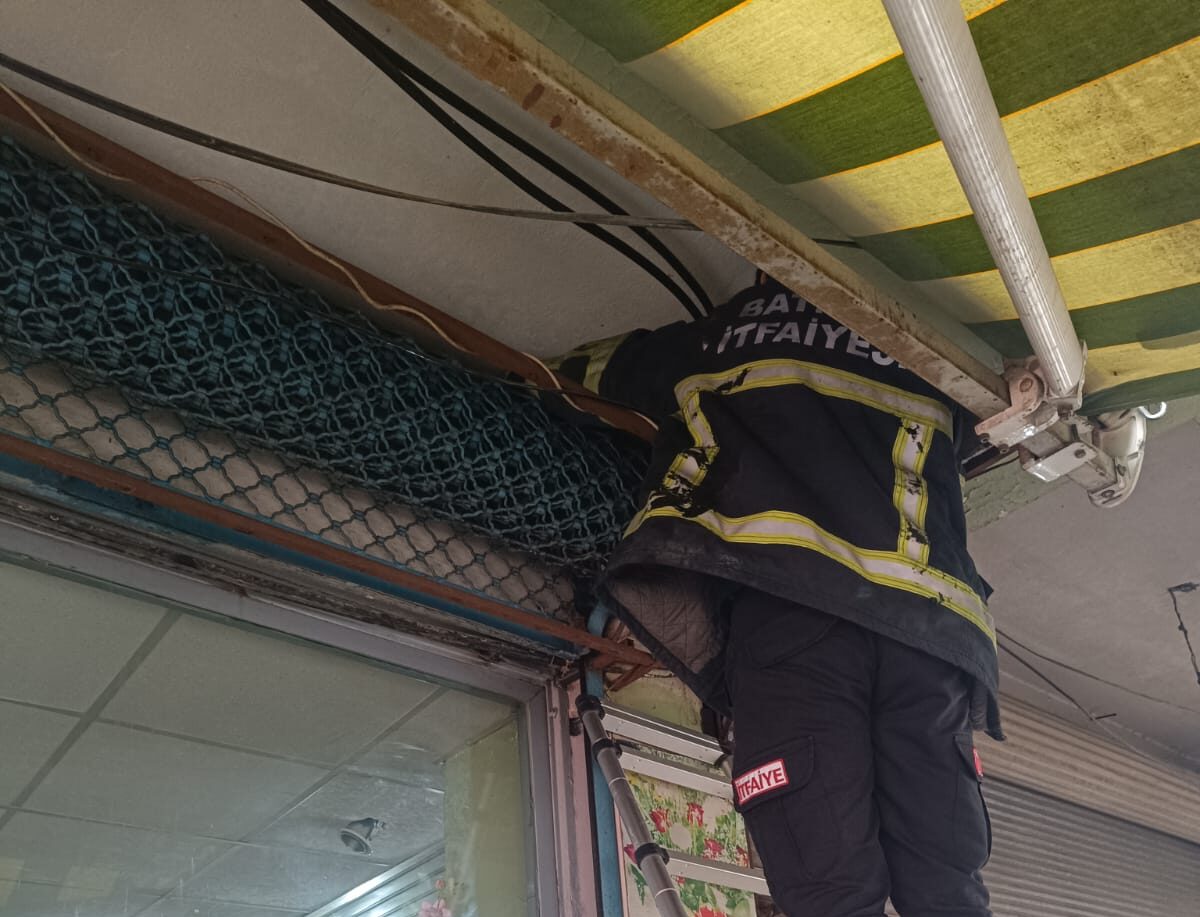 Sıkışan kediyi itfaiye kurtardı