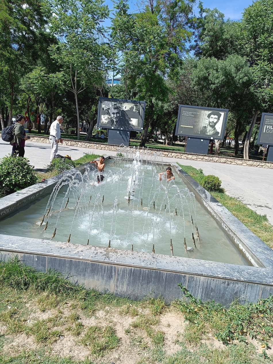 Tehlikeye aldırış etmiyorlar!