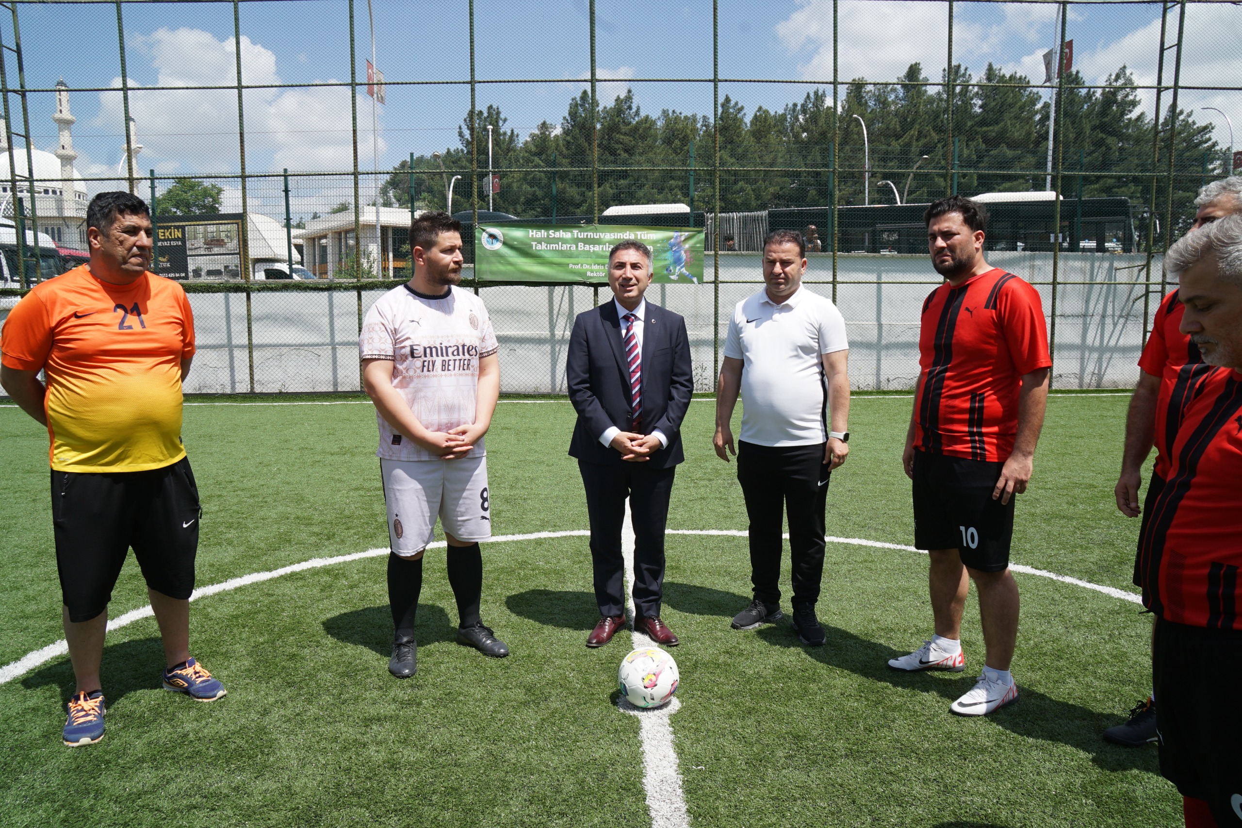 Üniversitede futbol turnuvası start aldı