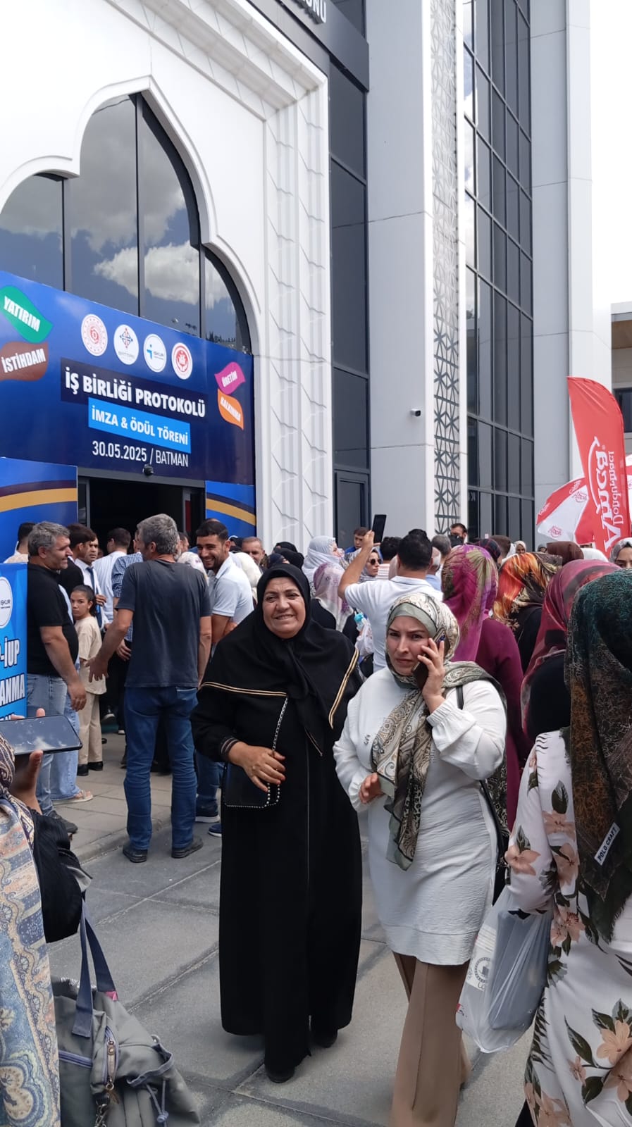 İŞ KUR programında saatlerce dışarıda bekletildiler