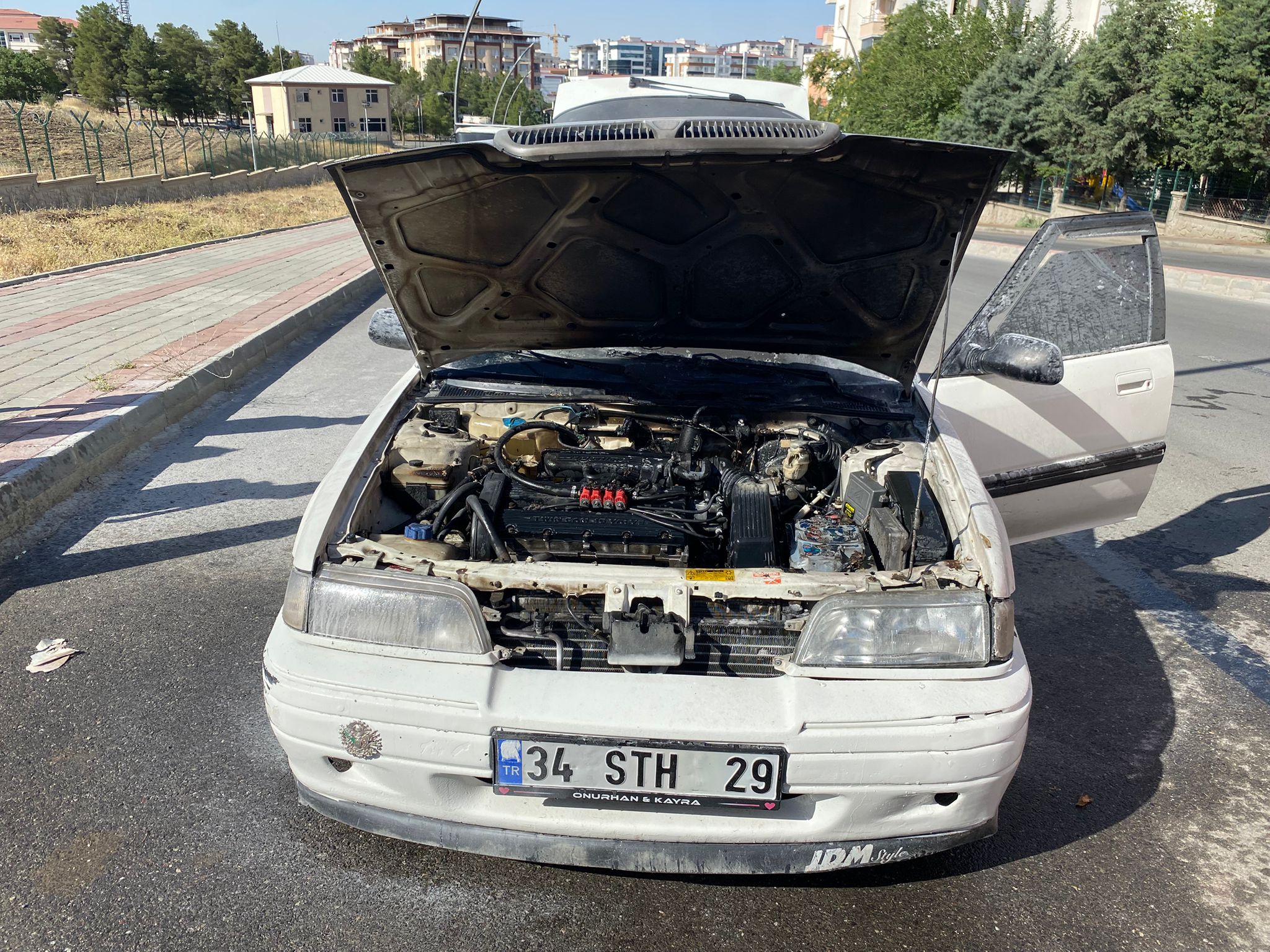 Araç yangını paniğe neden oldu