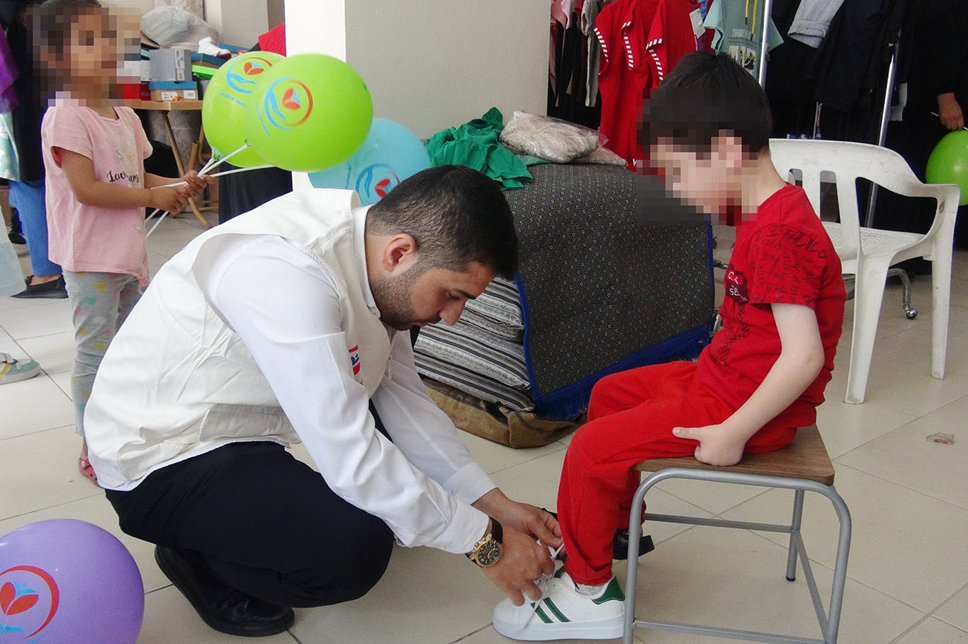 Bayram öncesi yetim çocuklar giydirildi
