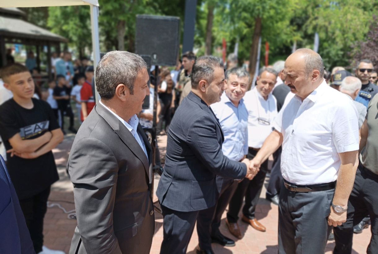 Atatürk Parkında bayramlaştılar
