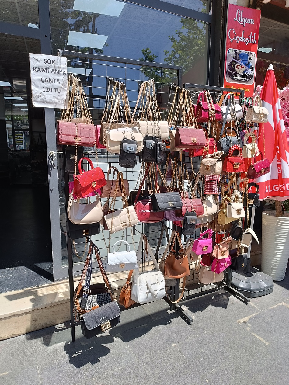 Kadın çantalarında indirim başlattı