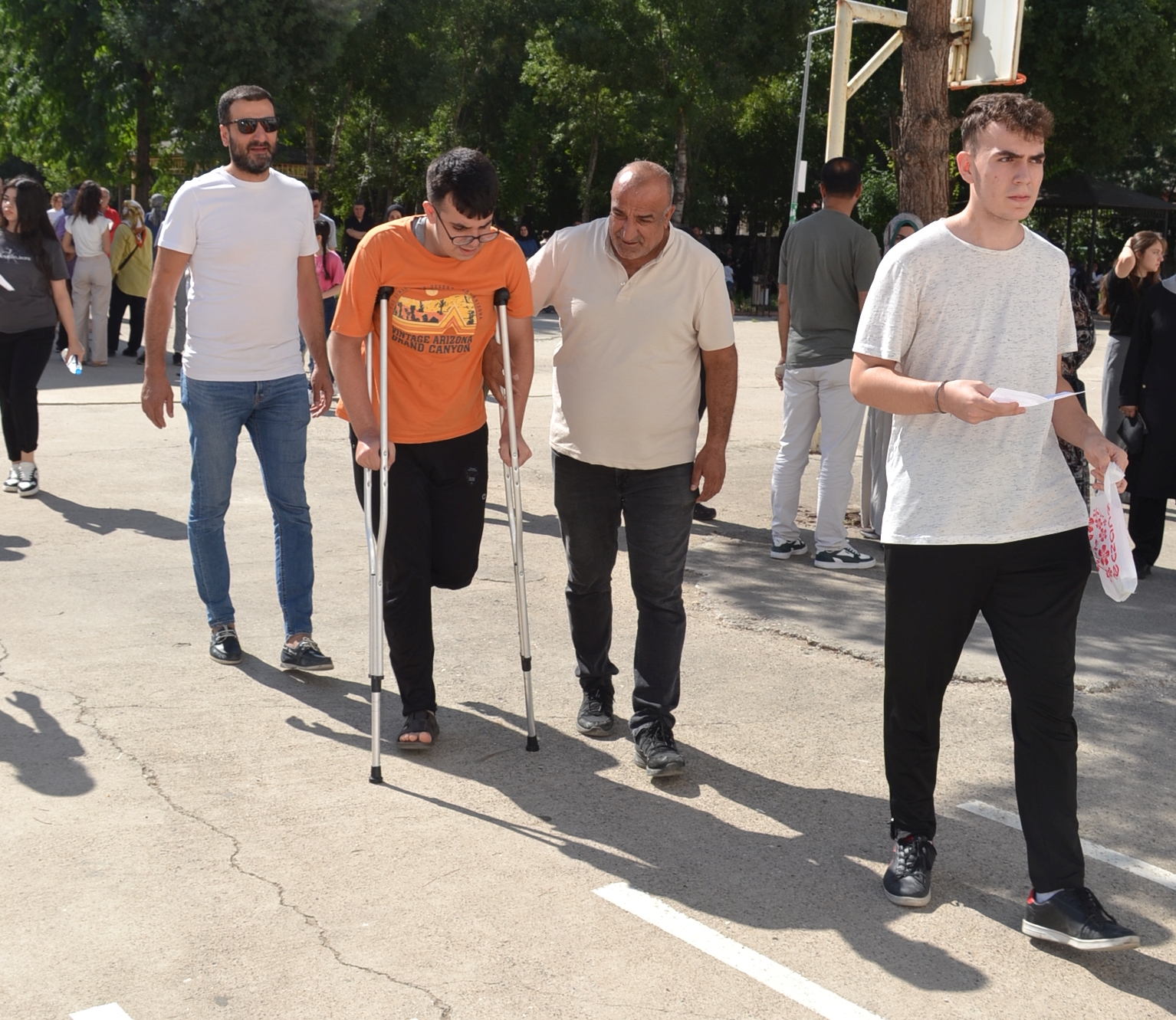 Kırık ayağına rağmen LGS’yi kaçırmadı