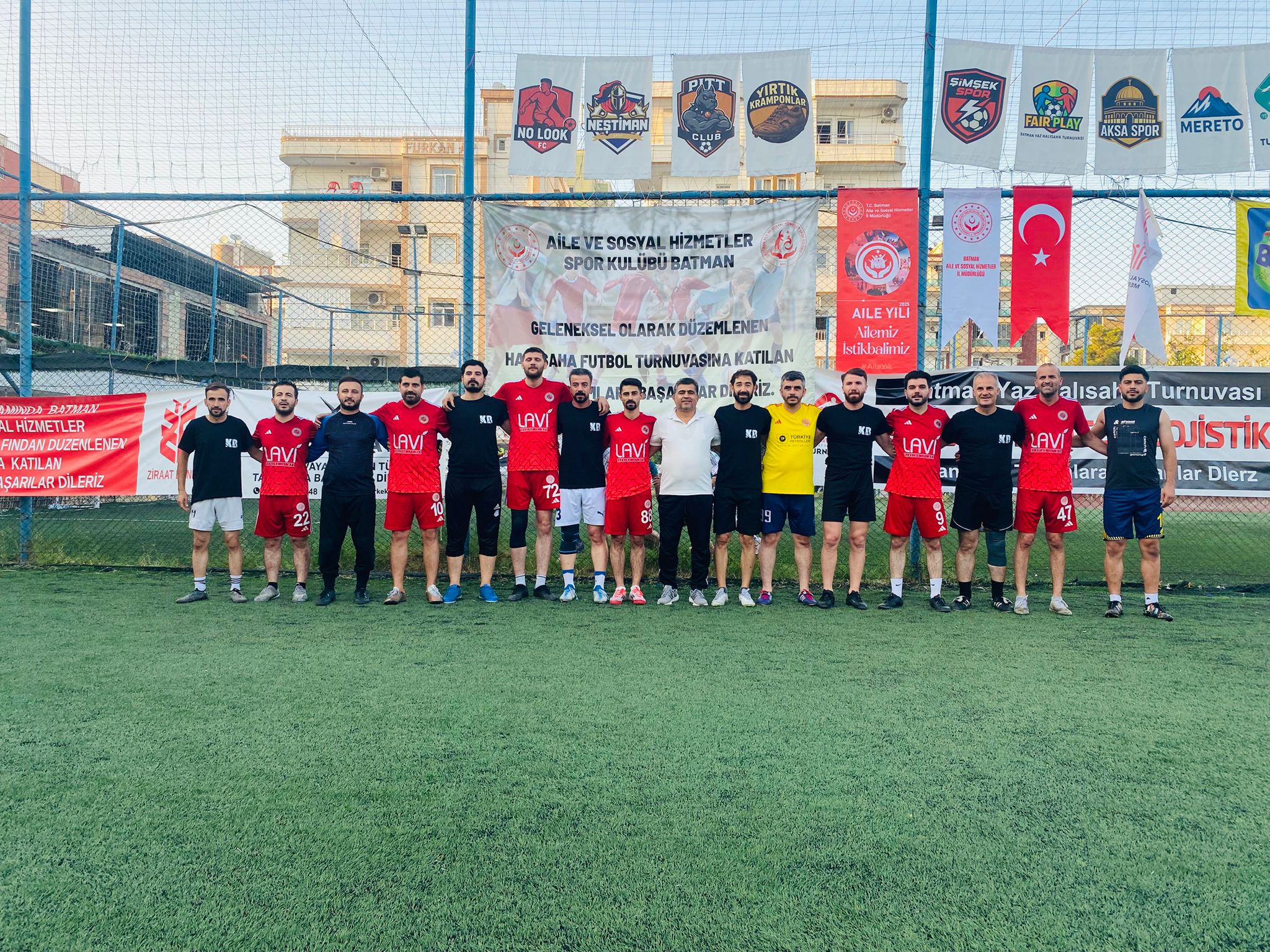 Kurumlar halı sahada buluştu