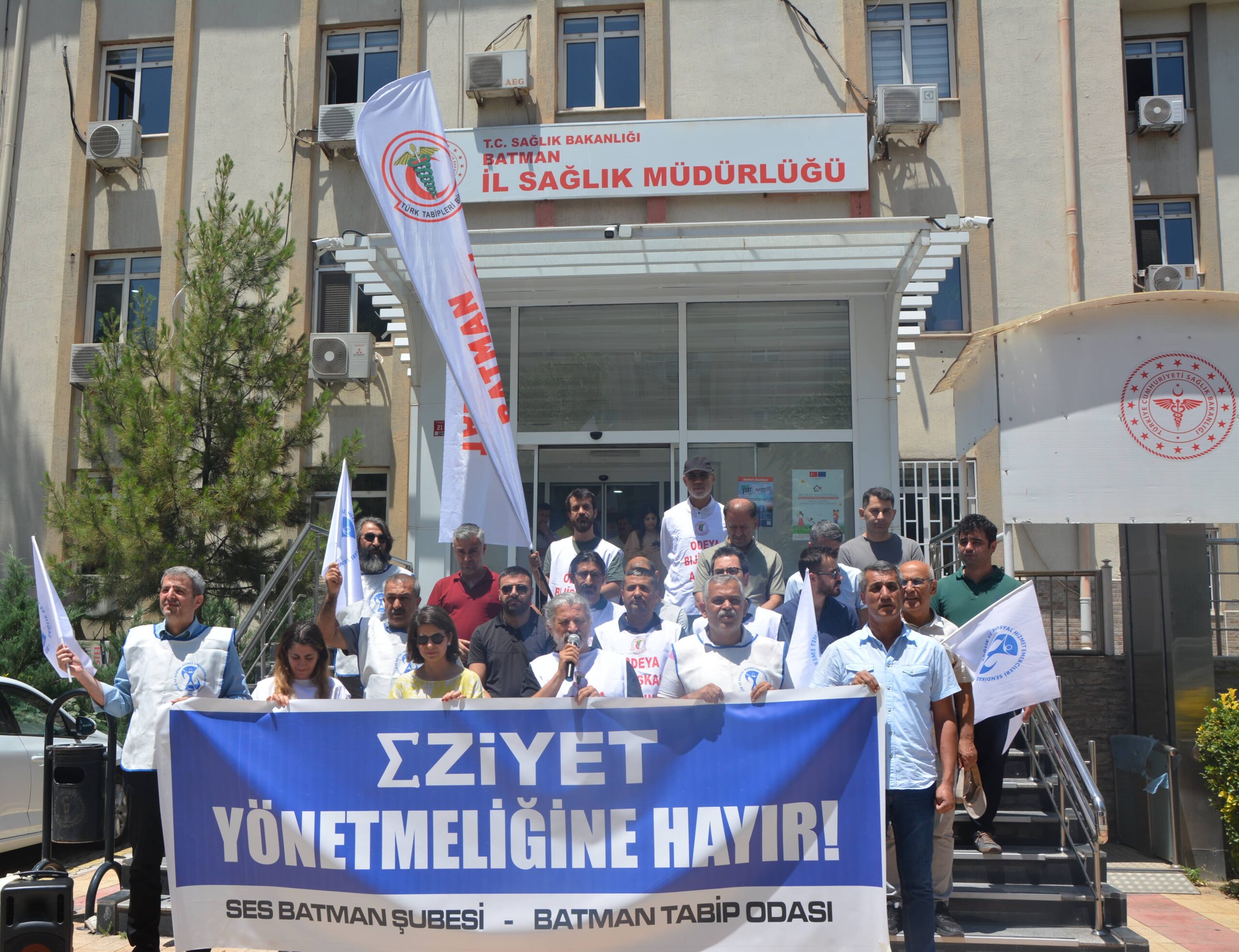 Maaş kesintilerini protesto ettiler
