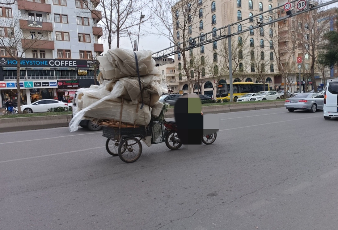 Motosikletle sünger dağı taşıdı