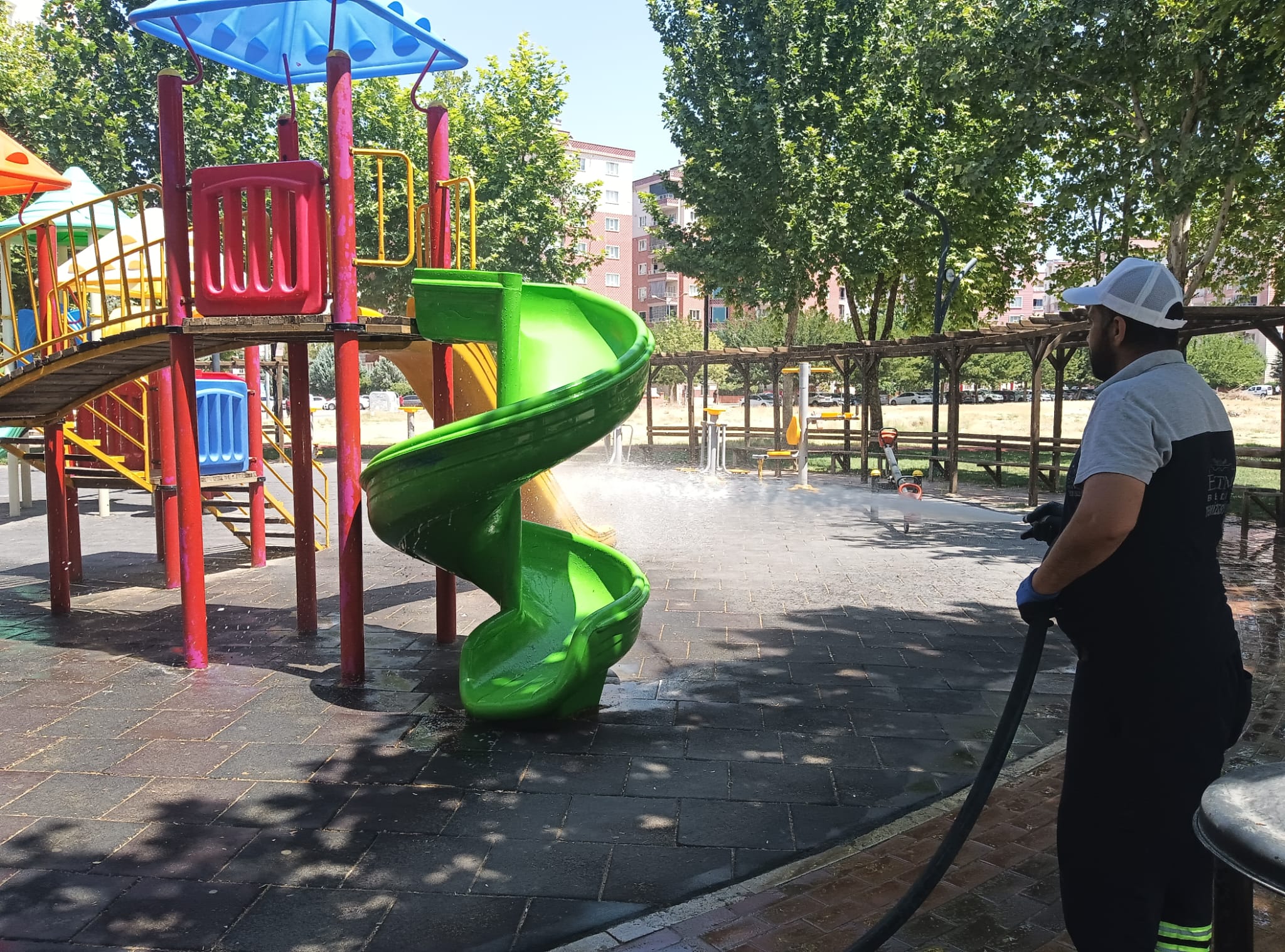 Parklarda temizlik seferberliği