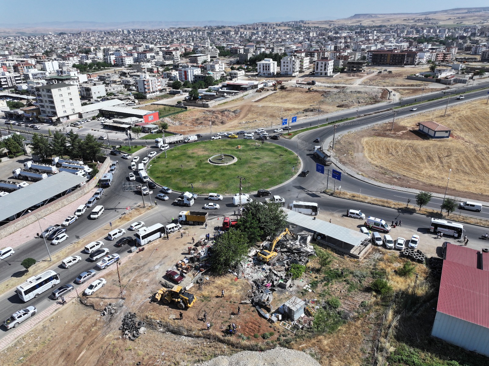 Ruhsatsız binalar tek tek yıkılıyor