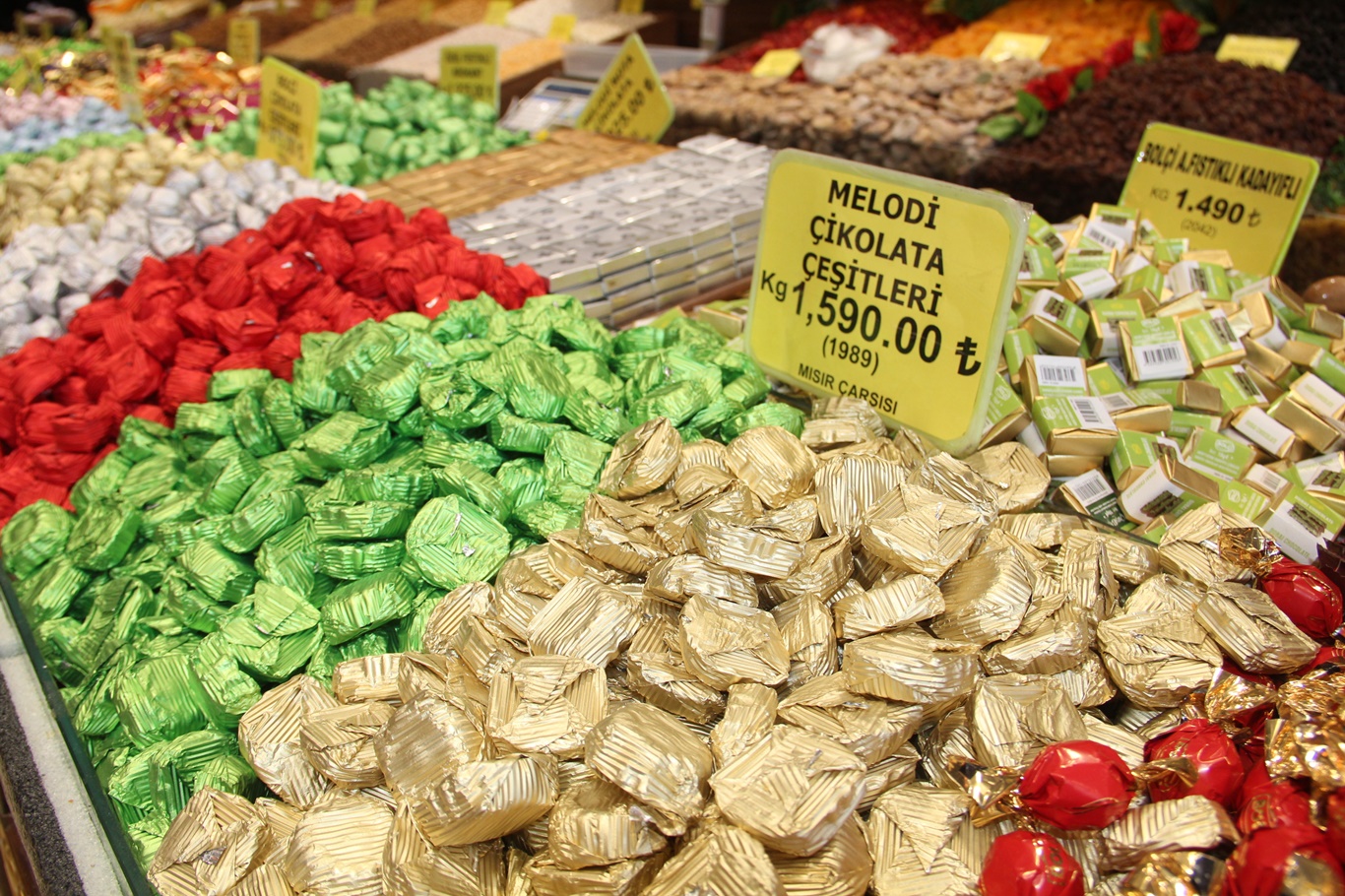 Şekerler tezgahları süslemeye başladı