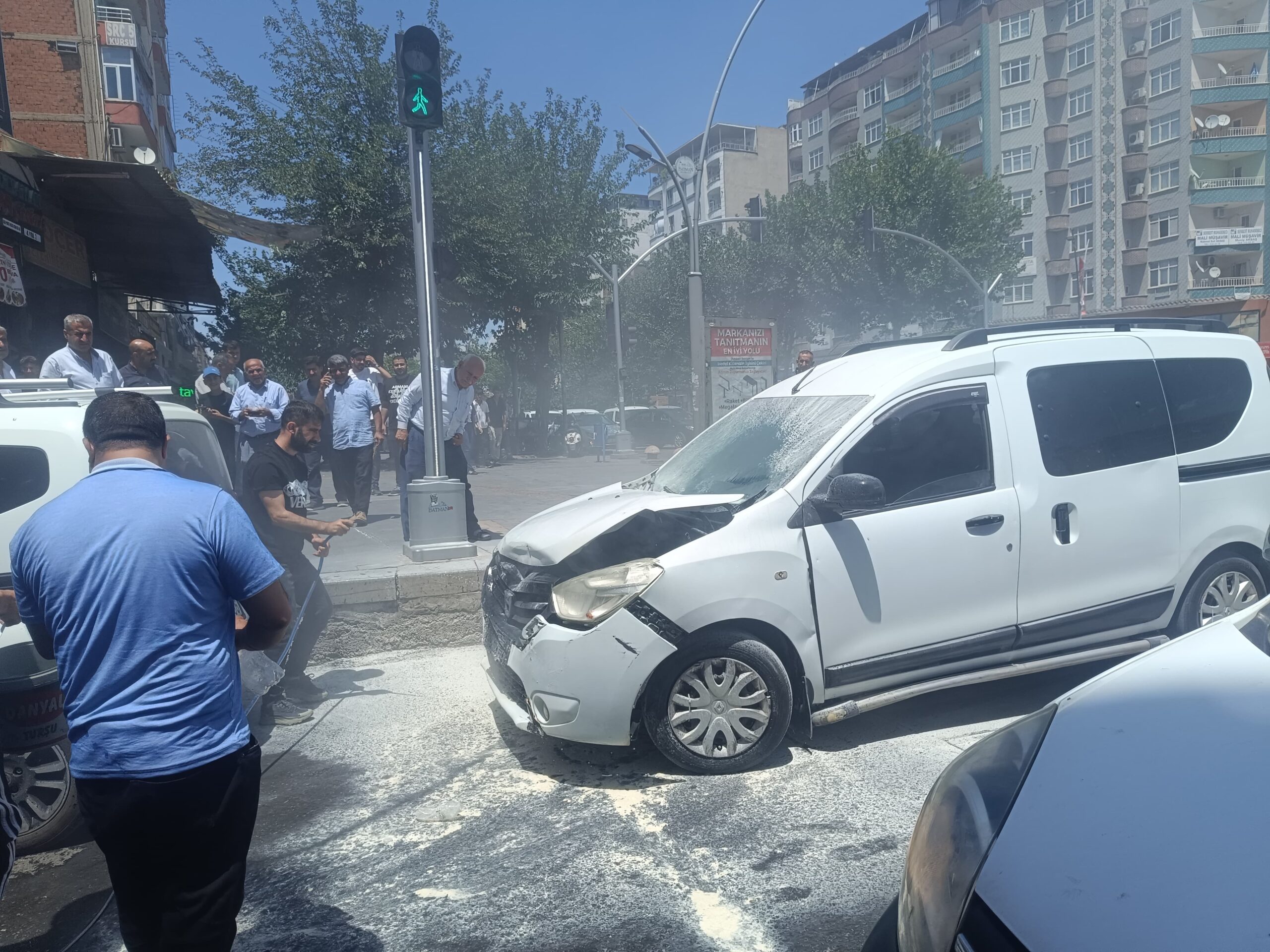 Seyir halindeki araç alev aldı