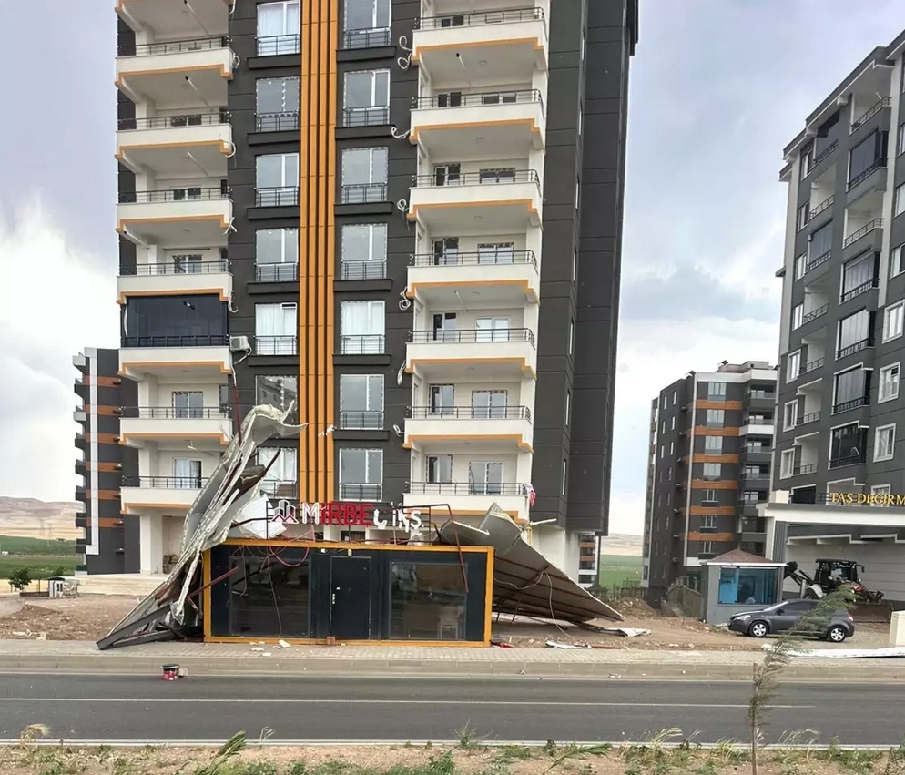 Şiddetli rüzgar faciaya yol açıyordu!