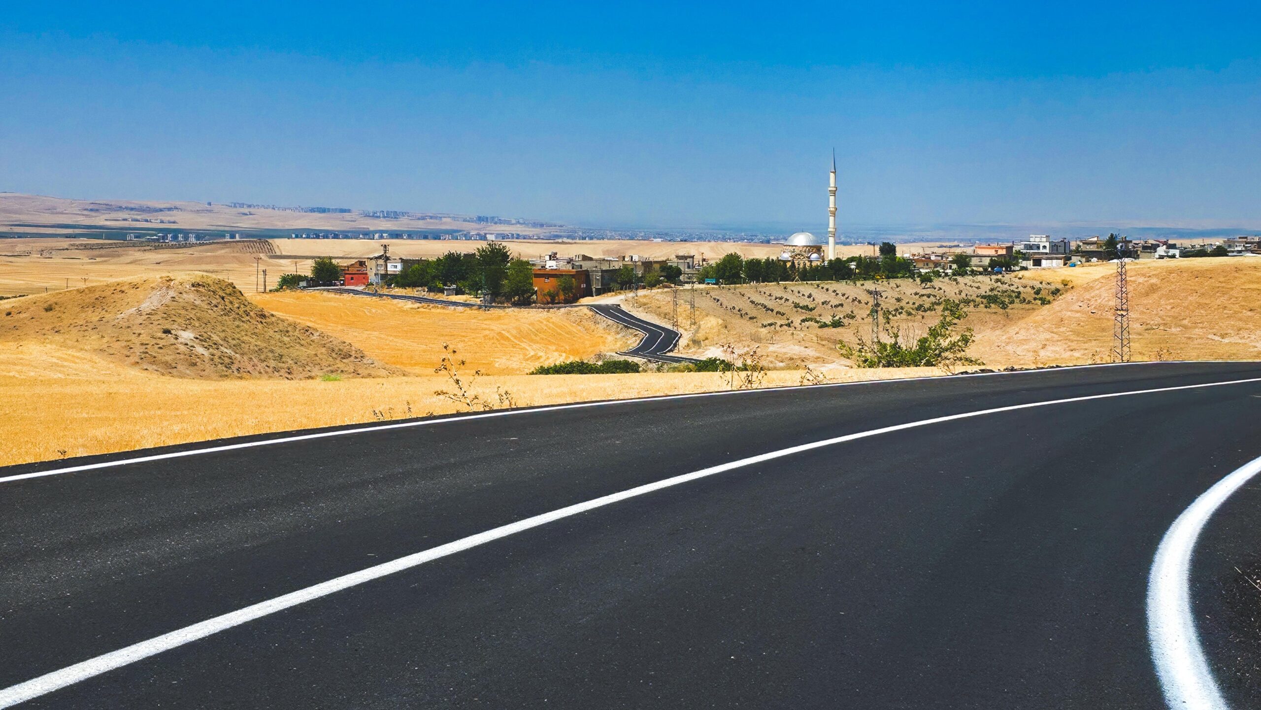 Tarihi manastır yolu yenilendi