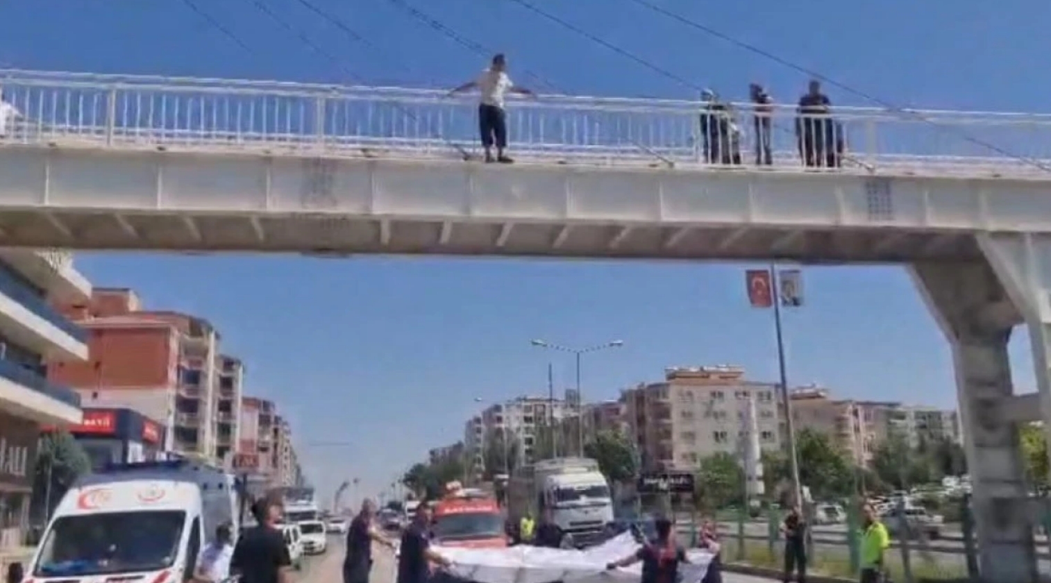 Üst geçitte intihar girişimi