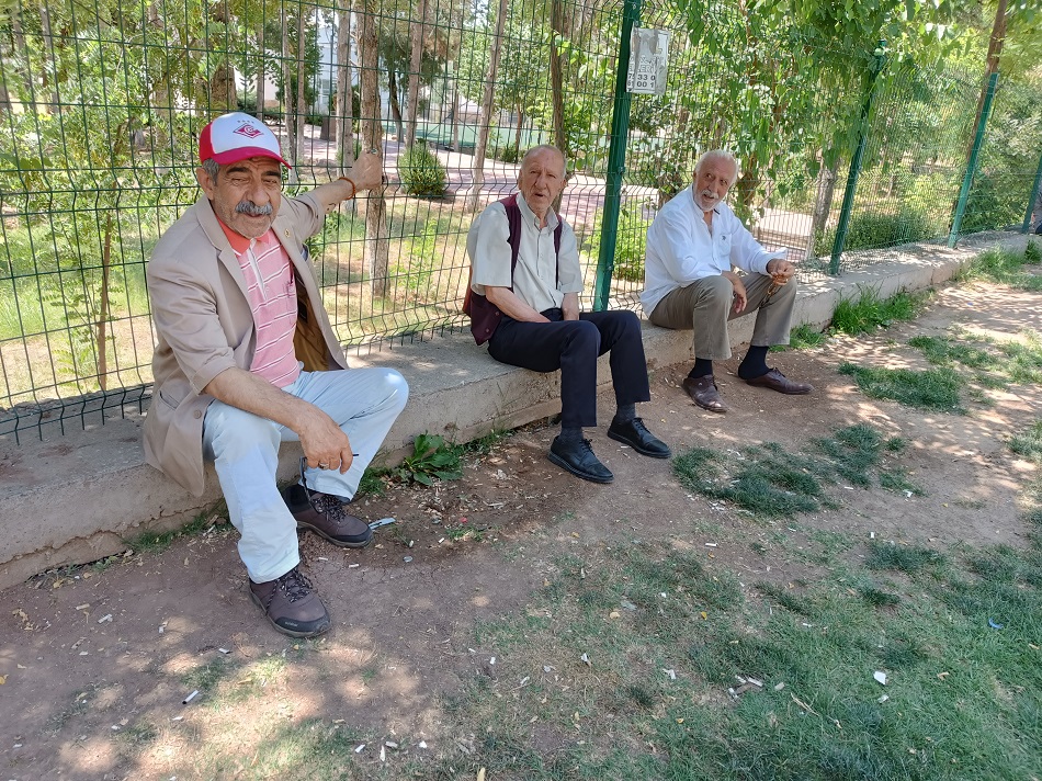 Vatandaşlar gölgelik alanlara sığınıyor