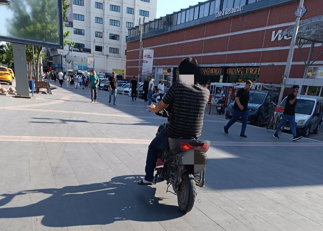 Yaya geçidi motosiklet yolu oldu!