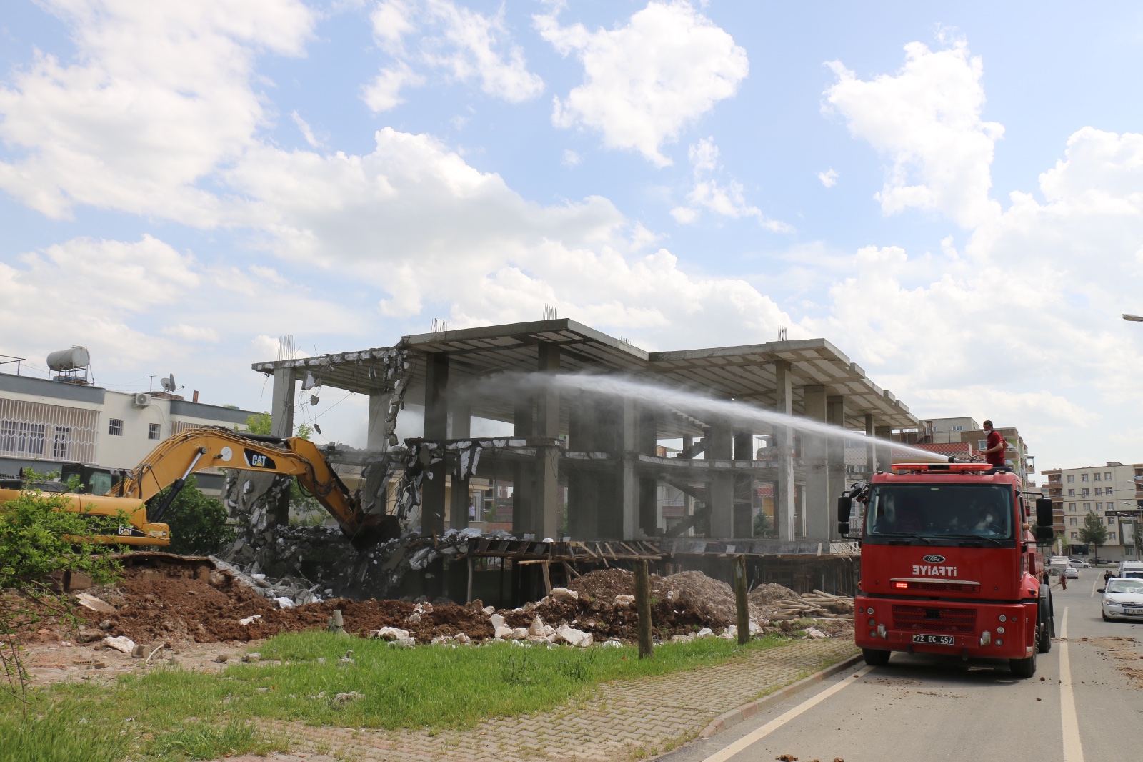 13 Ruhsatsız kaçak yapı yıkıldı