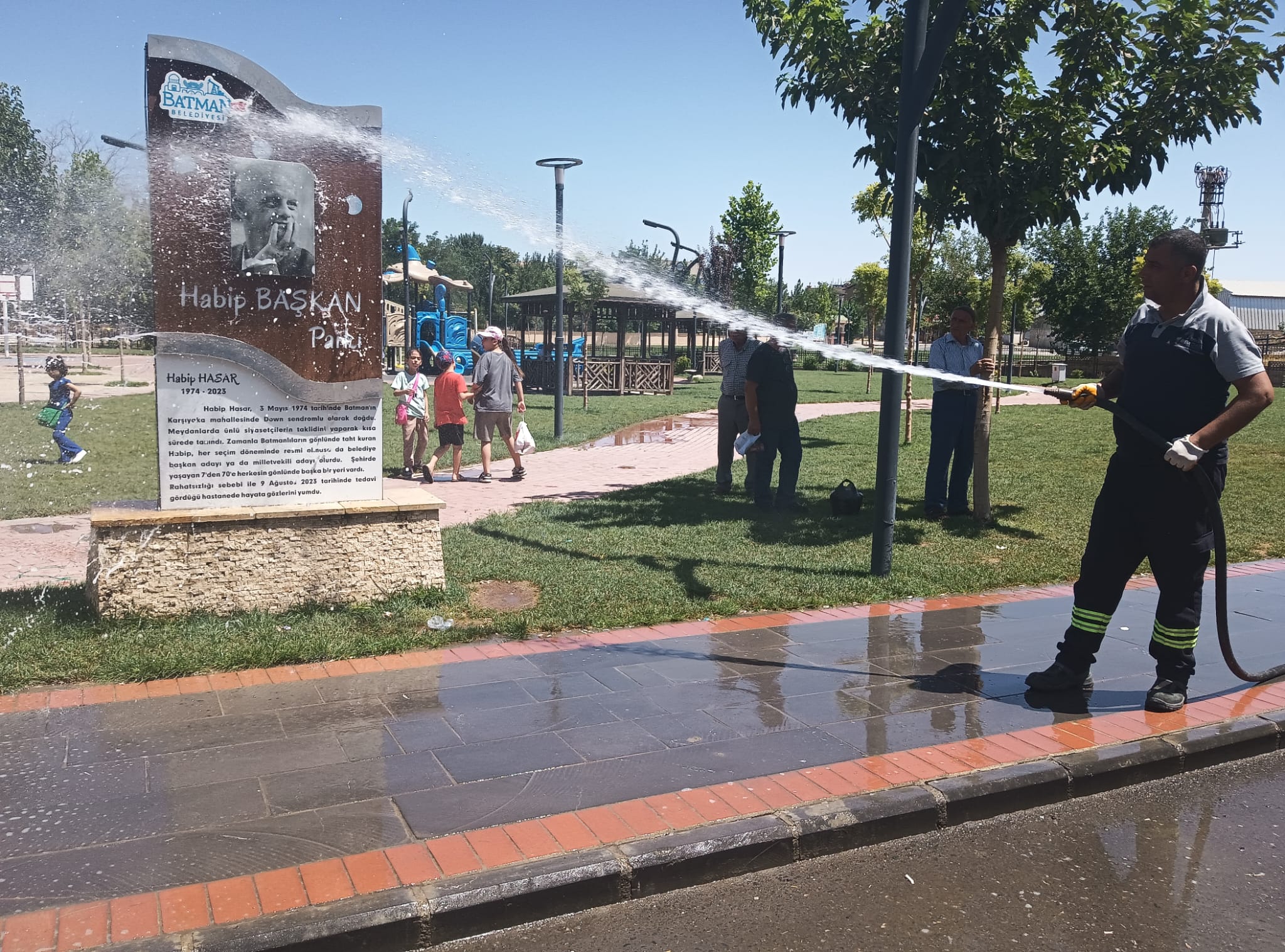 8 Mart ve Habip Başkan parkları temizlendi