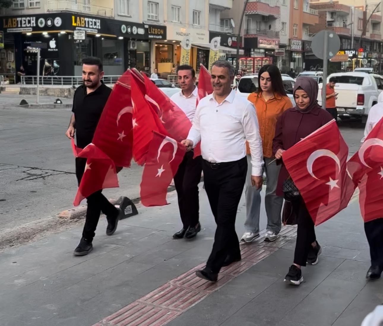 Başkan Şansi’den esnafa bayrak dağıtımı