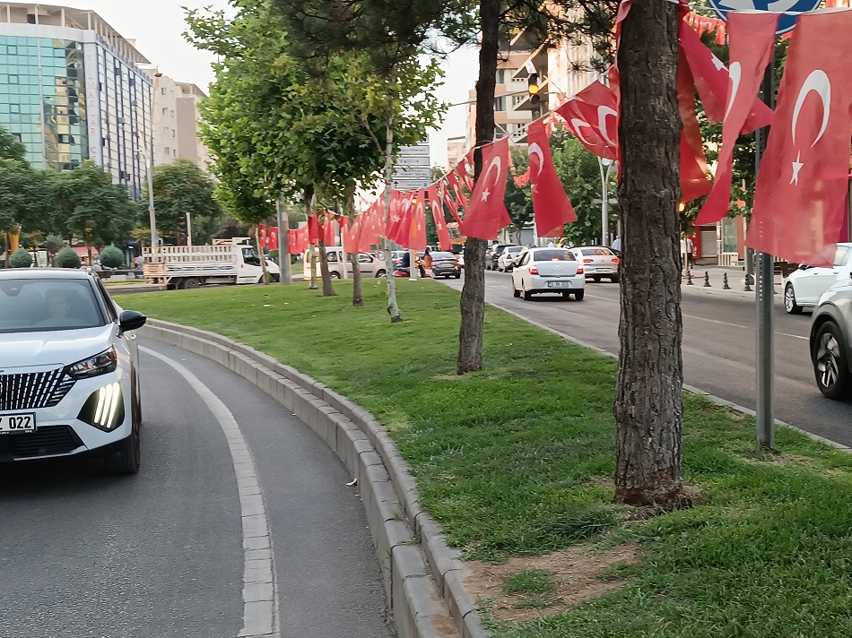 Bulvar Türk bayraklarıyla donatıldı