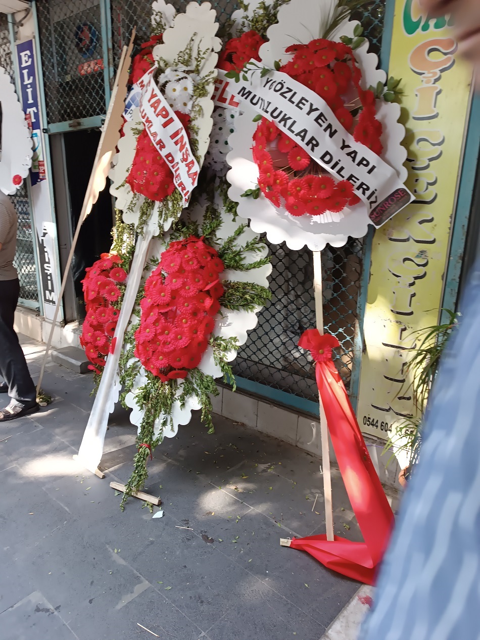 Çelenk çiçeklere yoğun talep