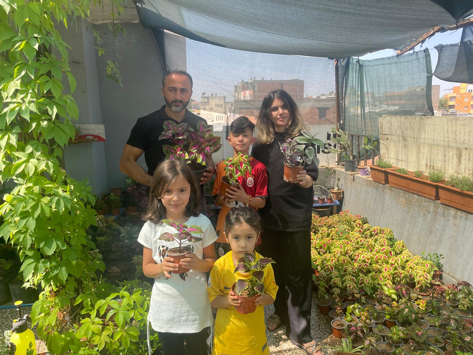 Çiçeklerle hayata tutundular