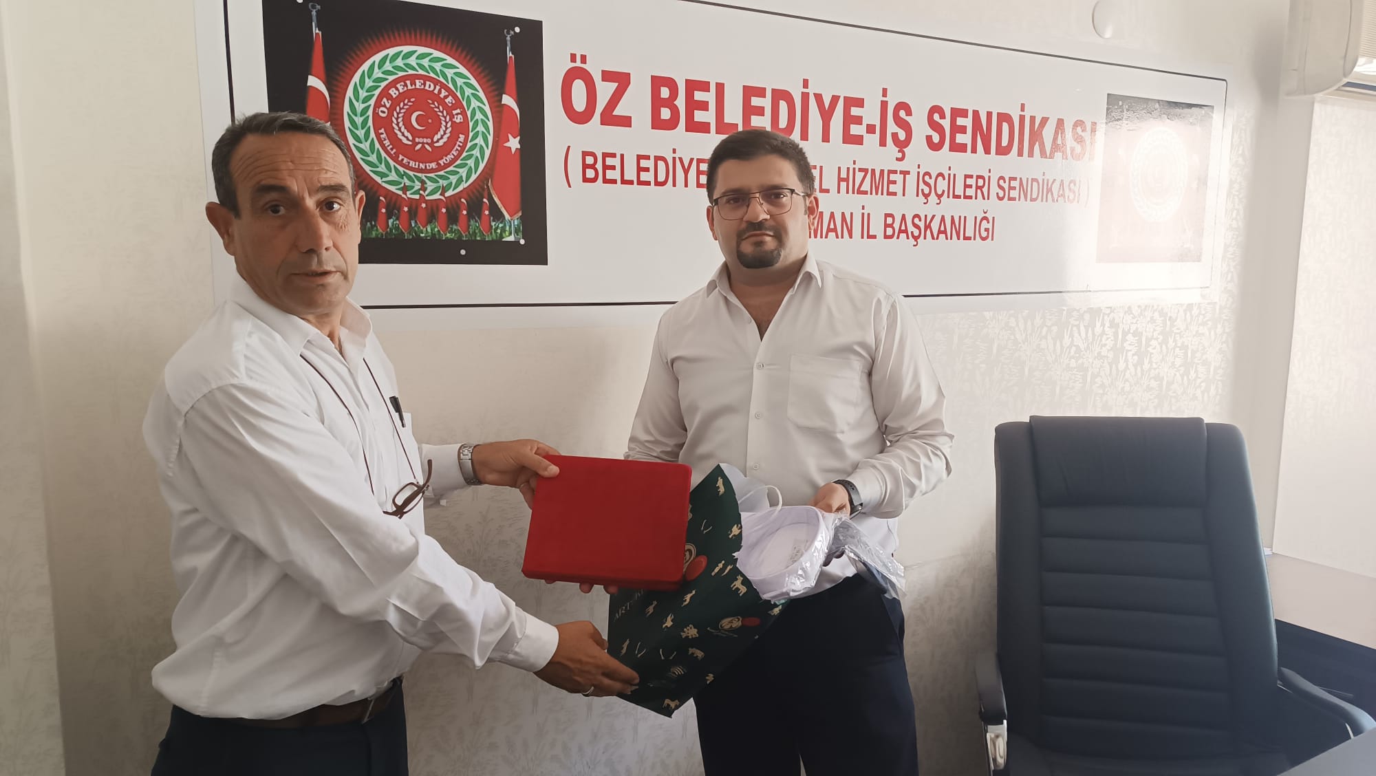 Duyarlı şoföre sendikadan plaket
