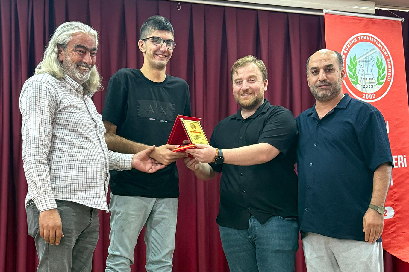 Emektar teknisyenler plaketle onurlandırıldı