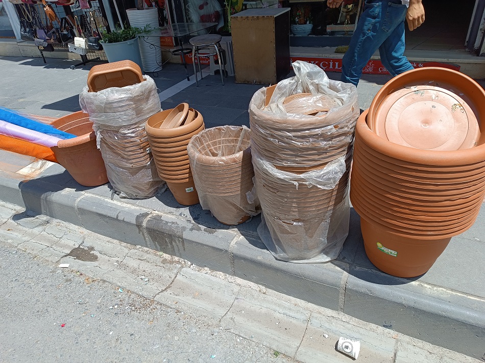 Evler saksılarla güzelleşiyor