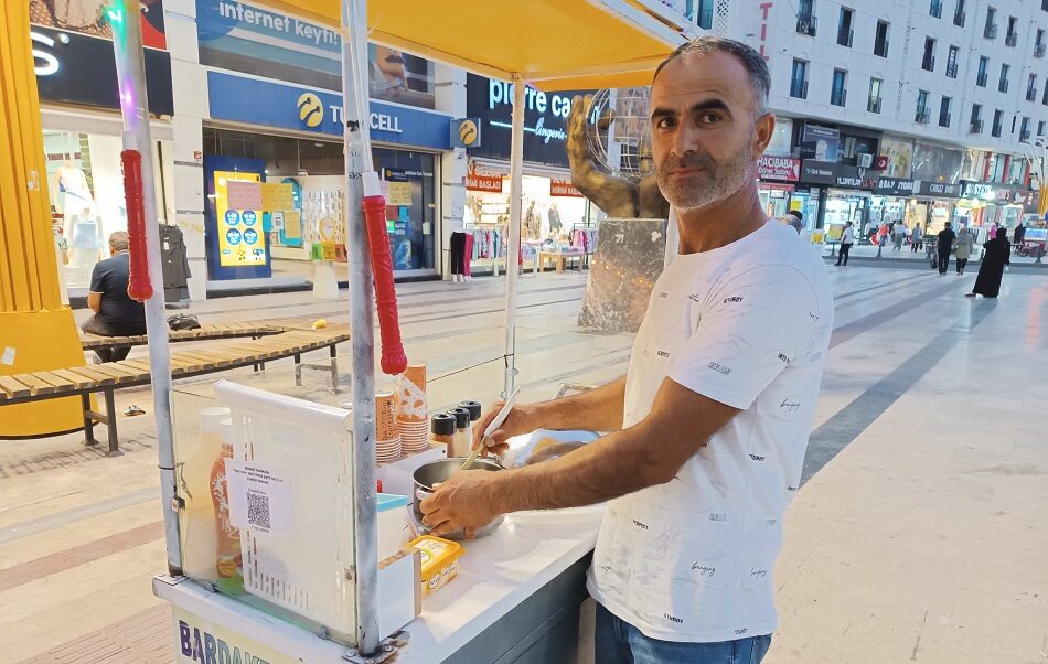 Geçimini süt mısırla sağlıyor