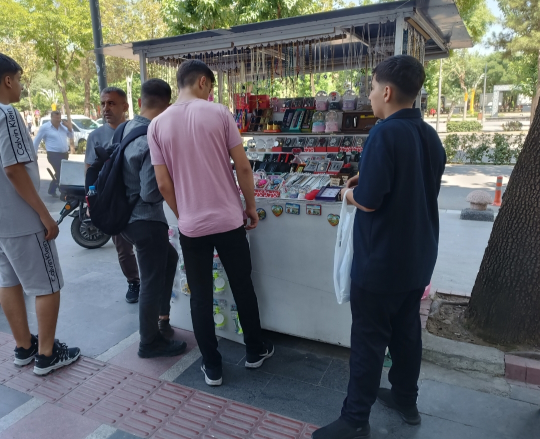 Gençlerden hediyelik ürünlere ilgi