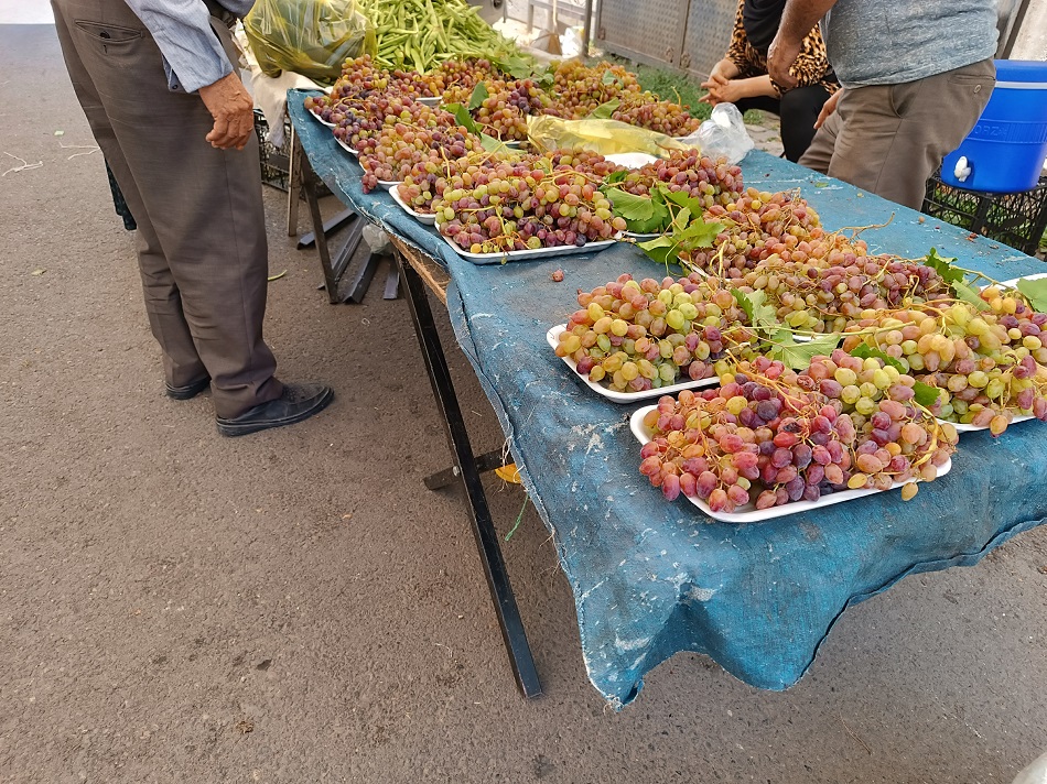 Gercüş üzümü pazar tezgahında