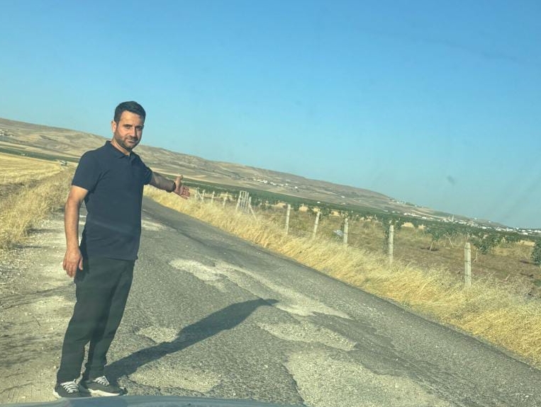 Grup köy yolu köstebek yuvasına döndü