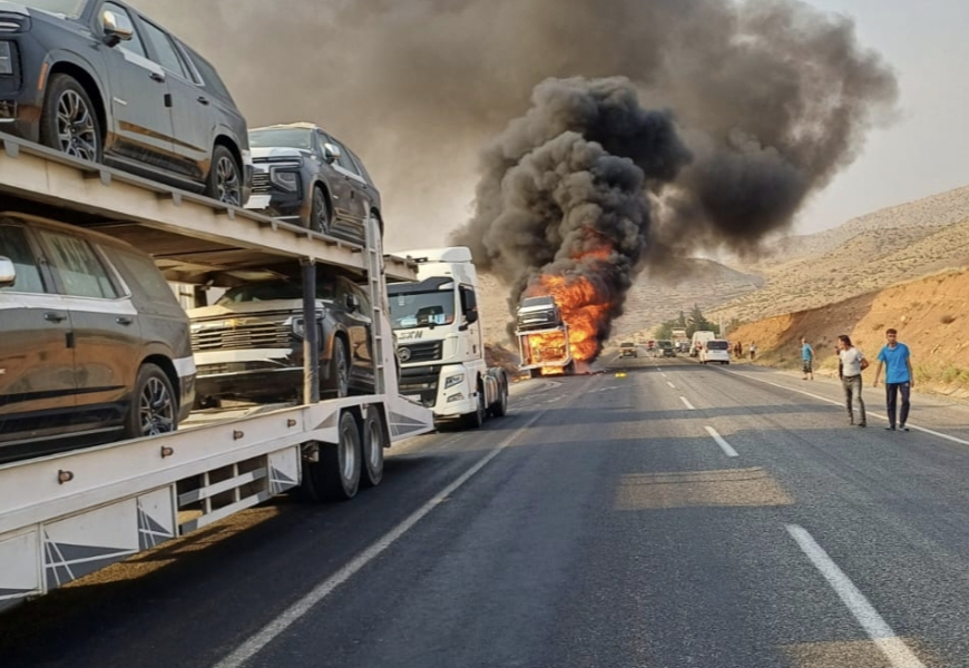 Lüks araçlar tır dorsesinde yandı