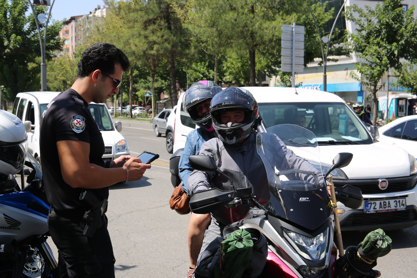 Kaldırımda motor kullananlara ceza yağdı