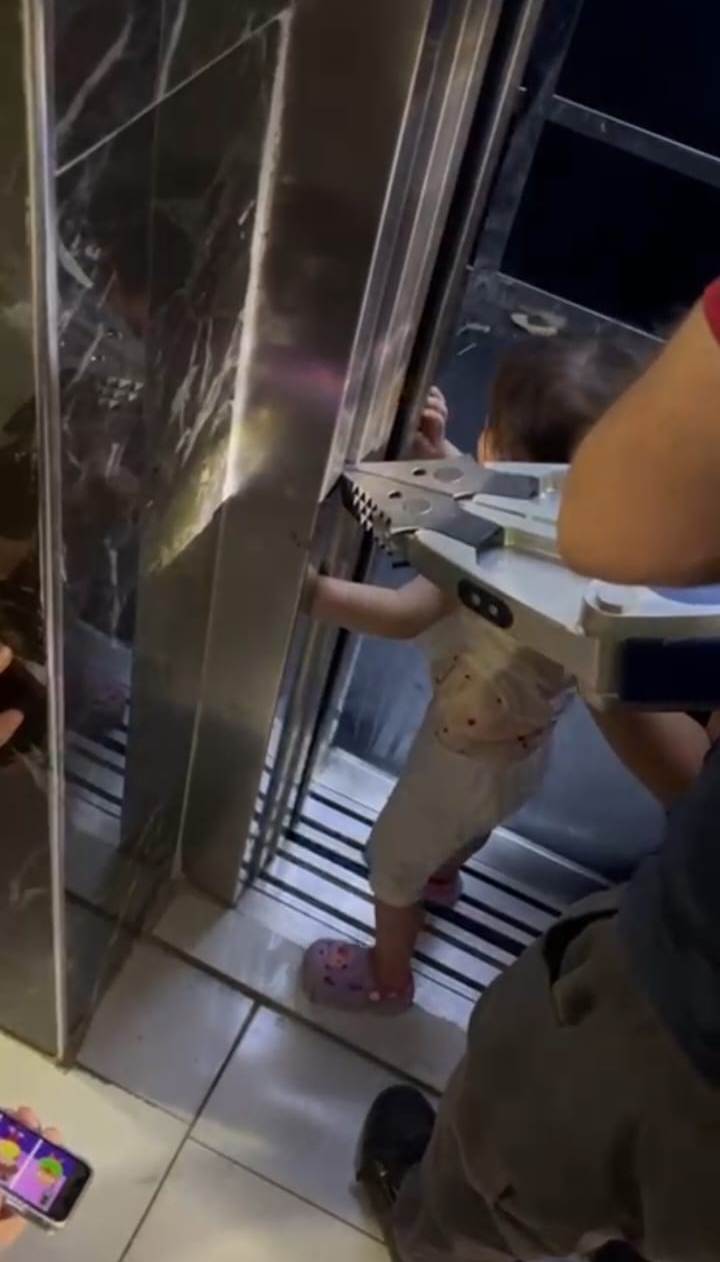 Kolunu asansör kapısına kaptırdı!