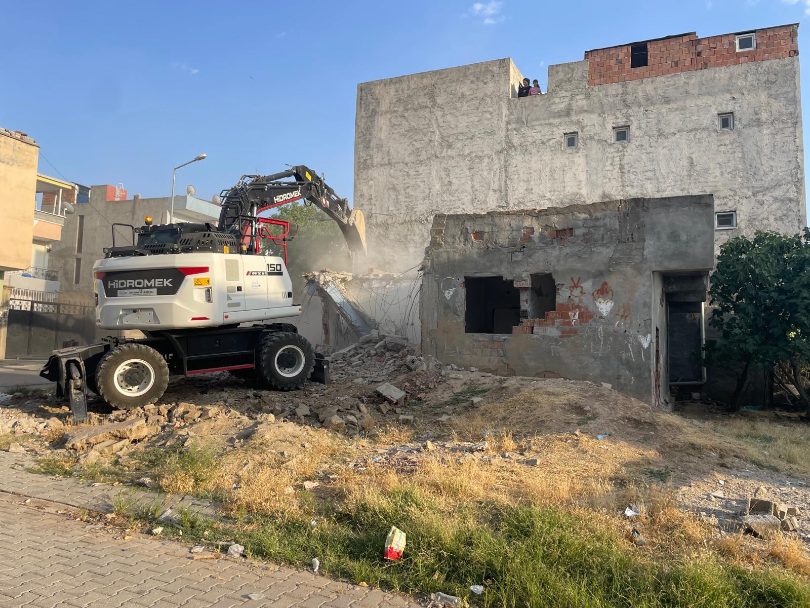 Metruk binalar tek tek yıkılıyor