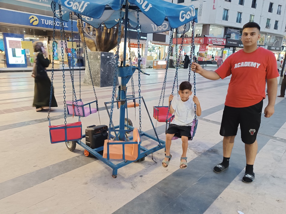 Minikler için döner salıncak keyfi