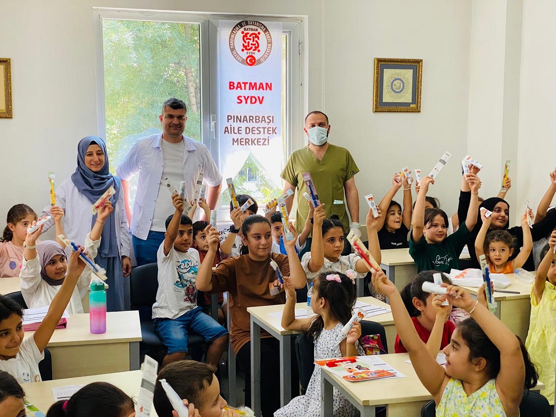 Miniklere diş sağlığı eğitimi