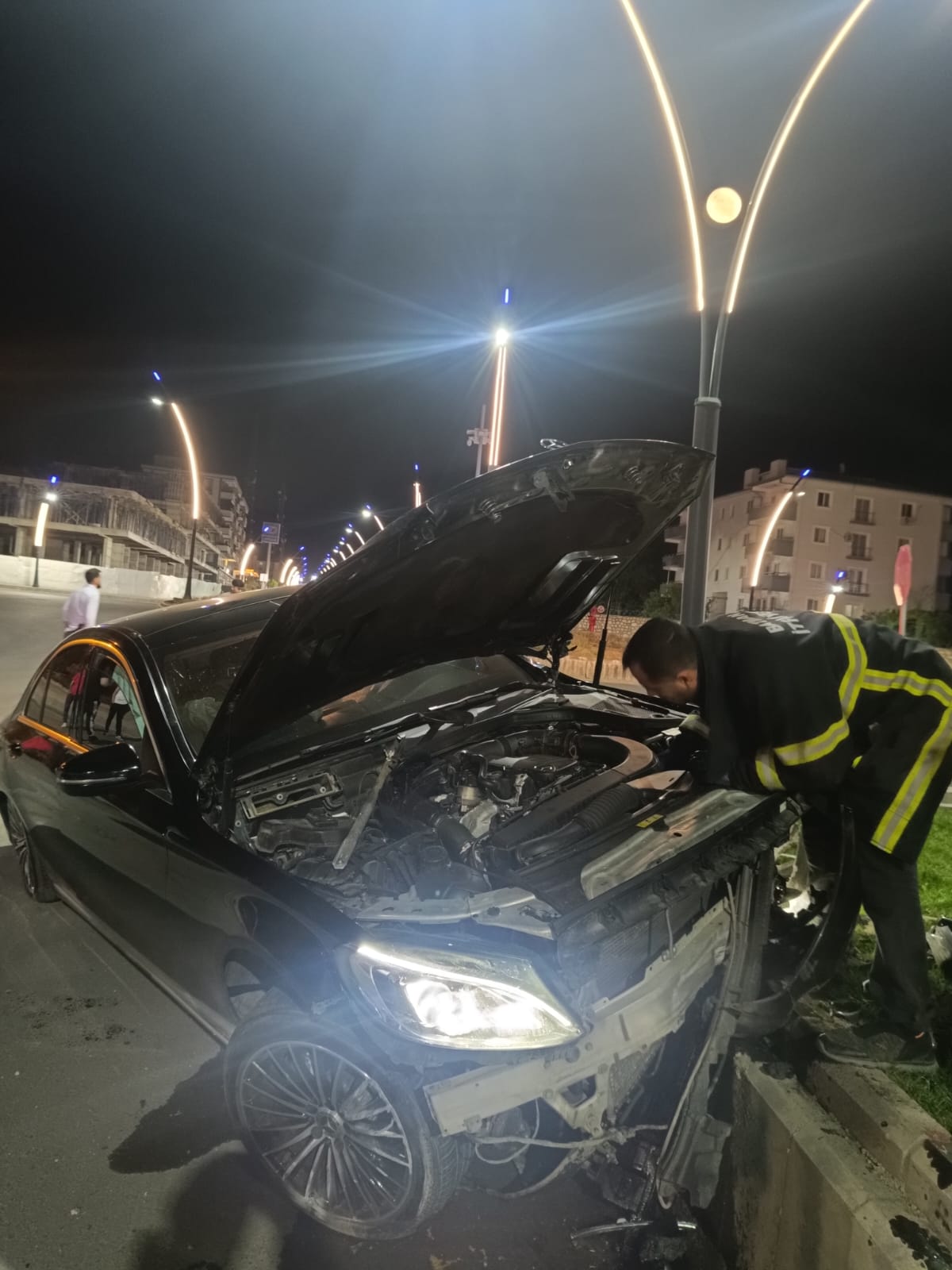Orta refüje çarparak durabildi