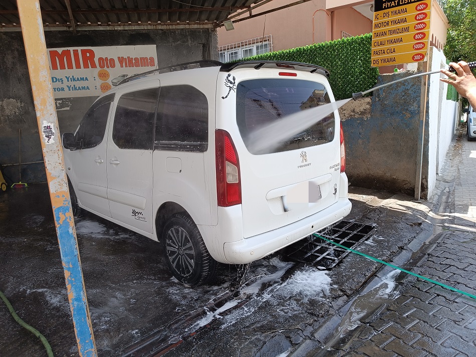 Oto yıkamacılarda yaz mesaisi