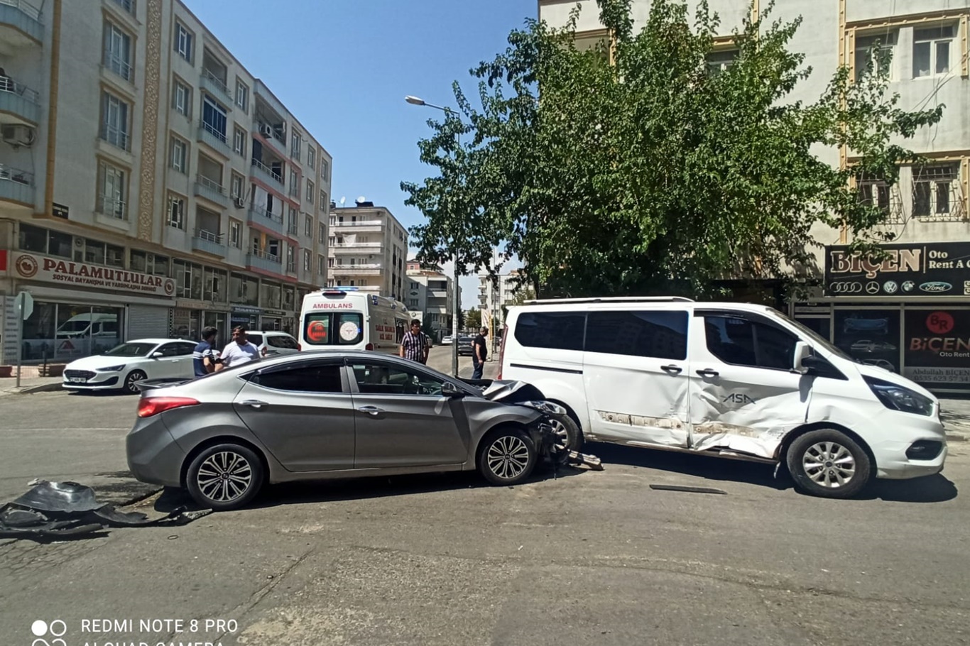 Panelvan ile otomobil çarpıştı