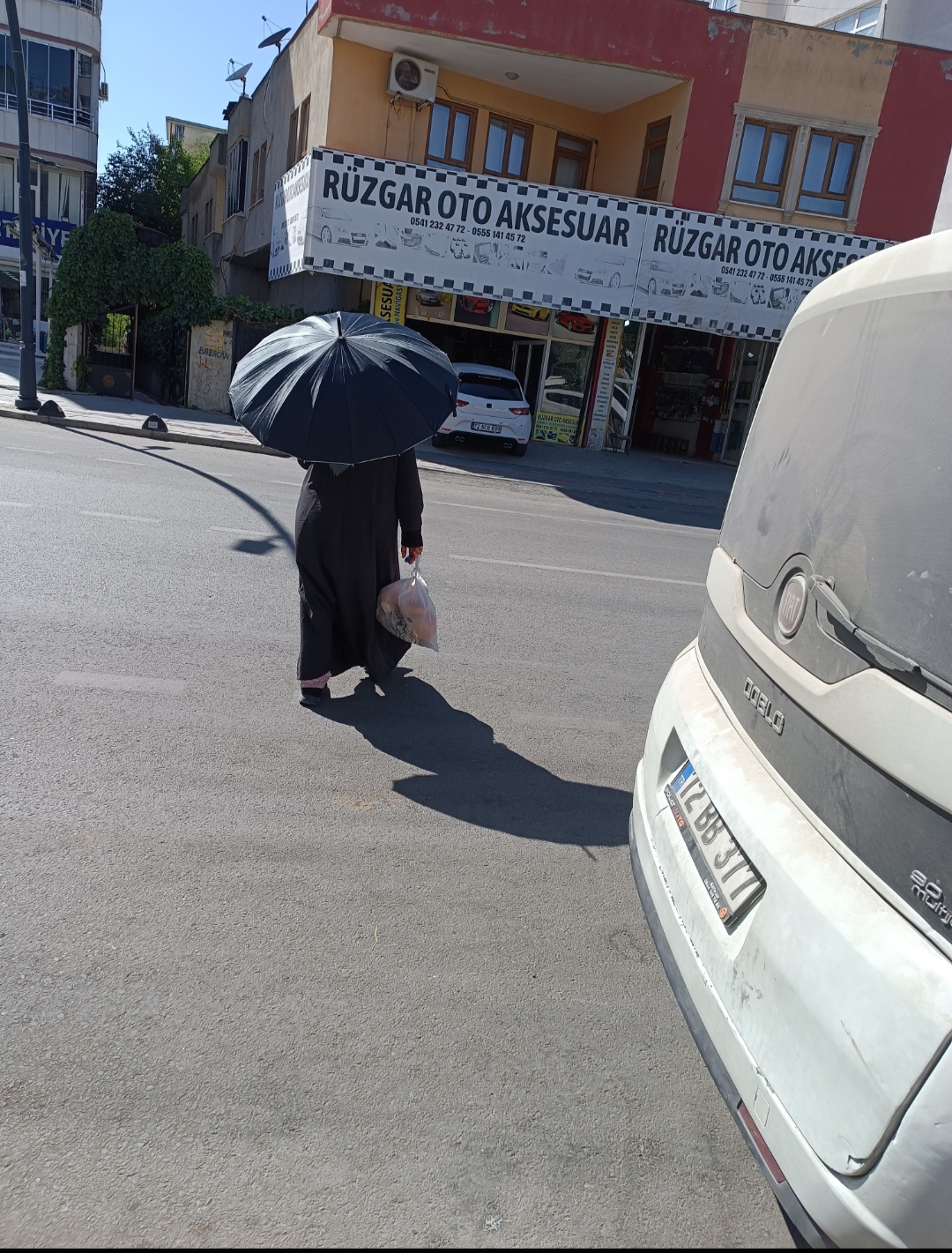 Şemsiye gölgesinde sıcakla mücadele